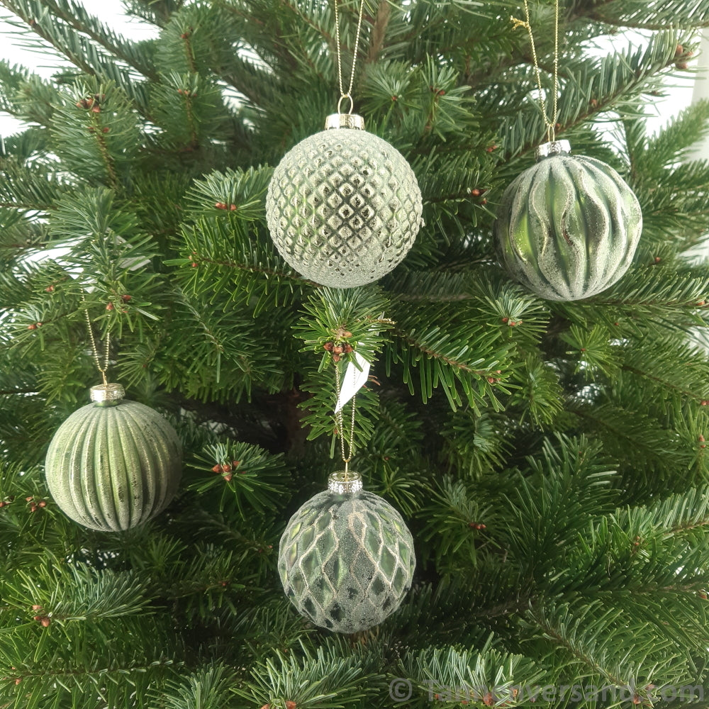 get-your-teams-official-weihnachtskugel-aus-glas-grun-gold-8-cm-online-now_1.jpg